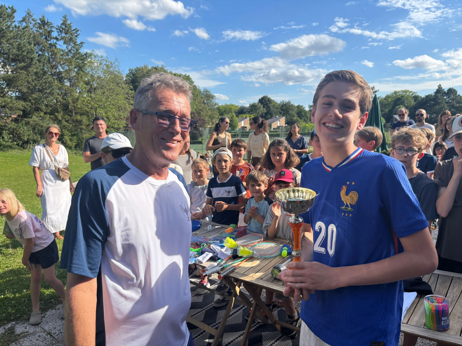 Vainqueur posant avec sa coupe au CSB Brigode