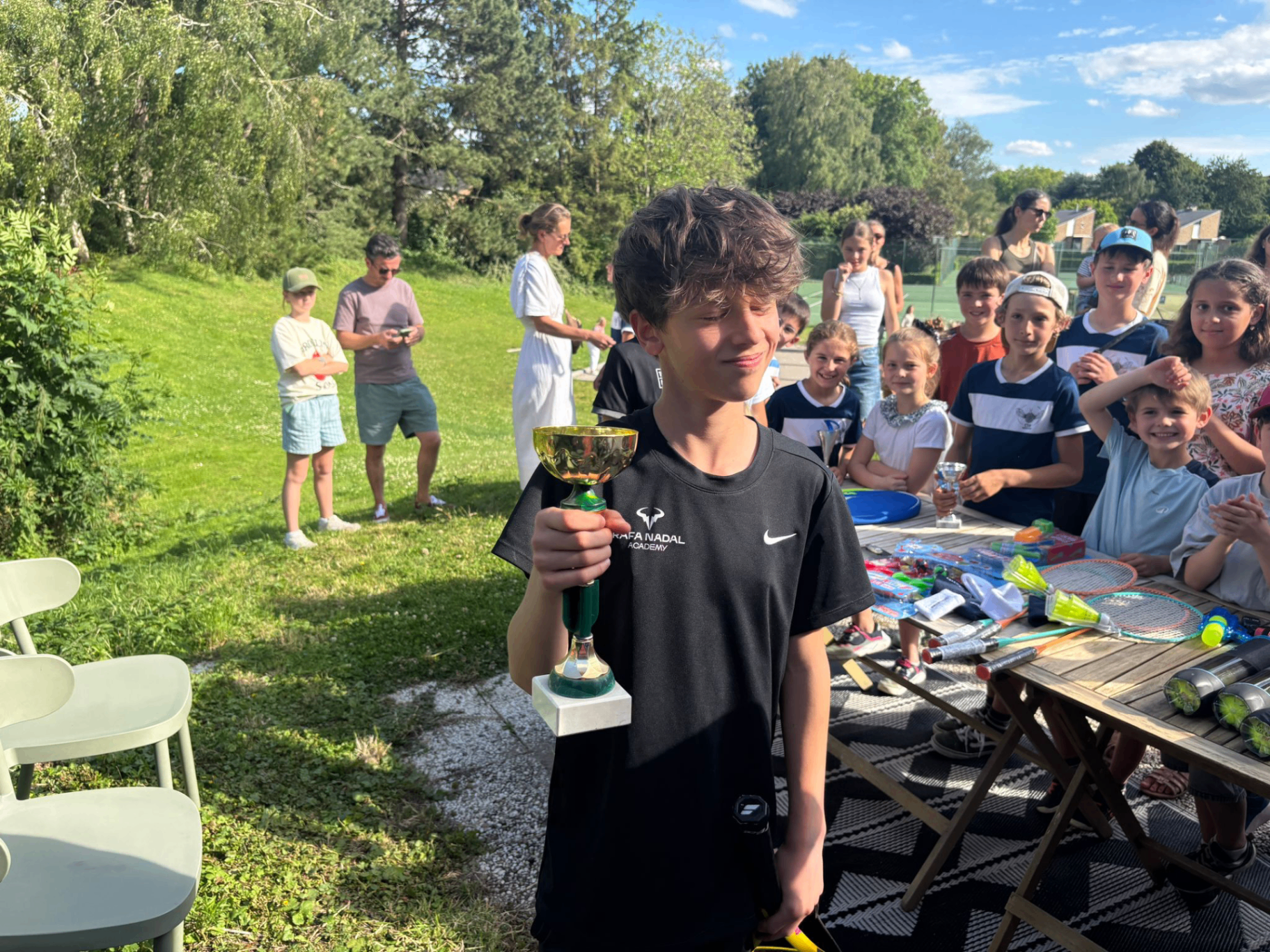 Jeune joueur fier de son trophée au CSB Brigode