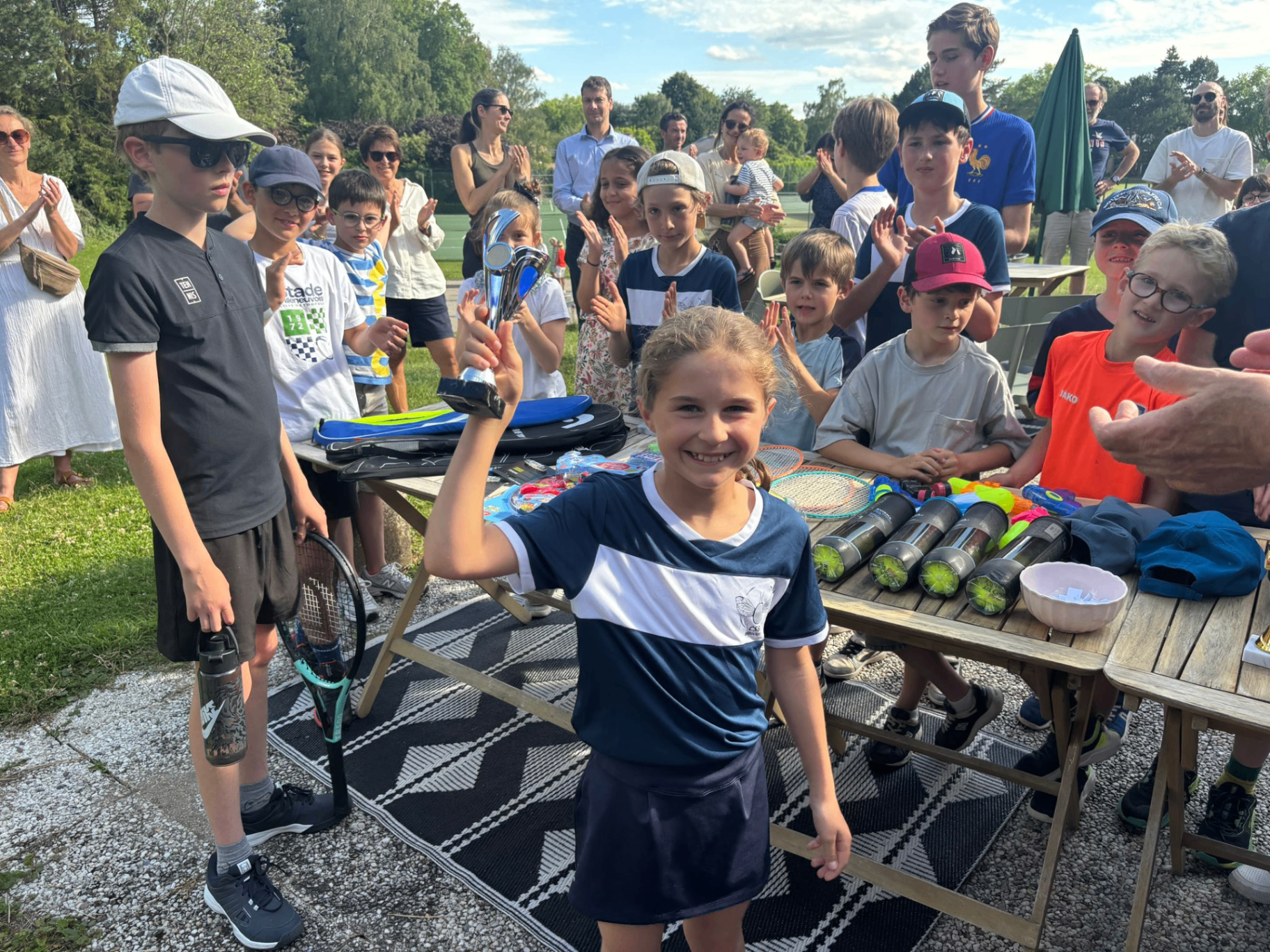 Jeune joueuse avec trophée au CSB Brigode