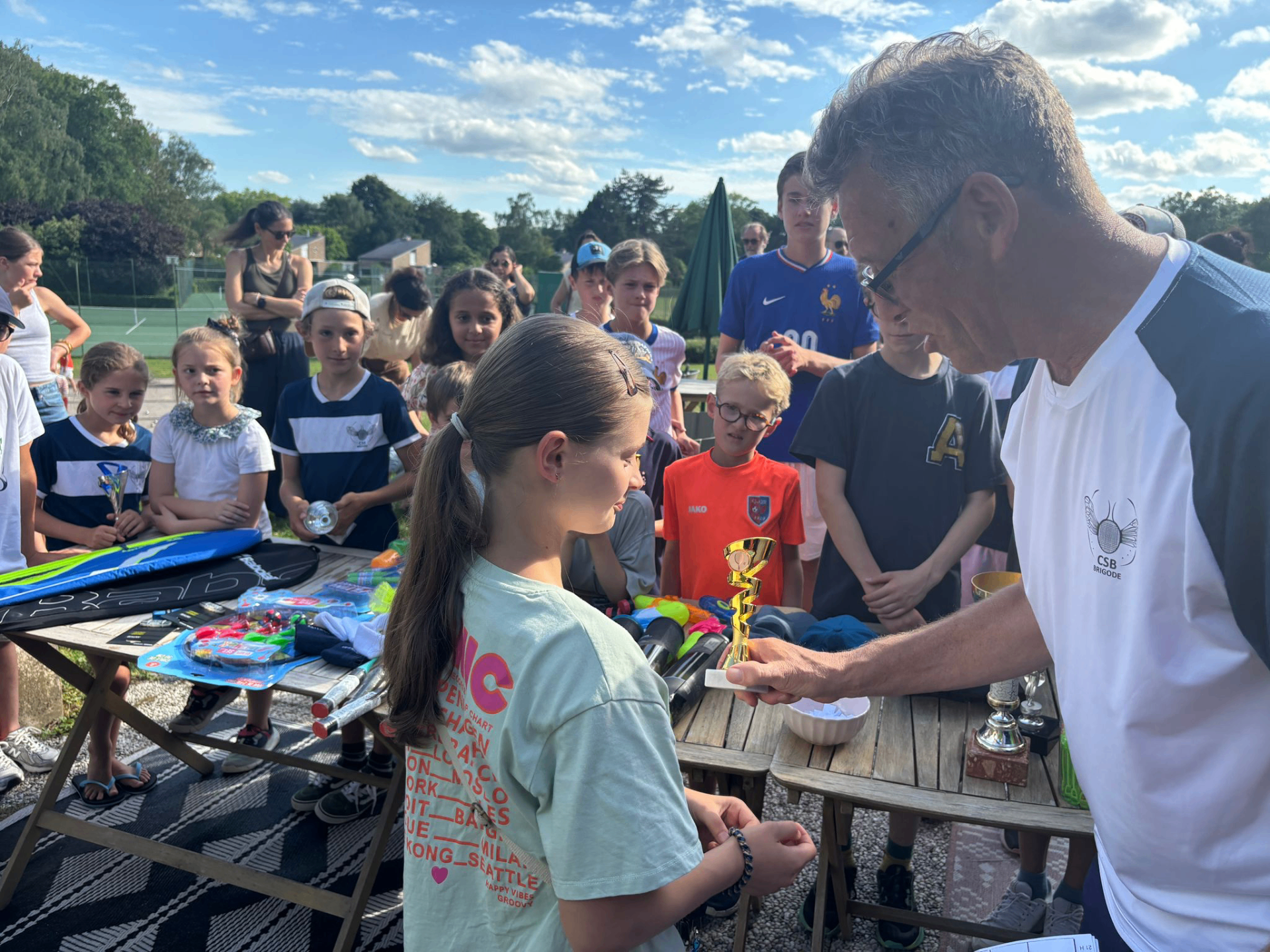 Remise de trophée à une jeune joueuse au CSB Brigode