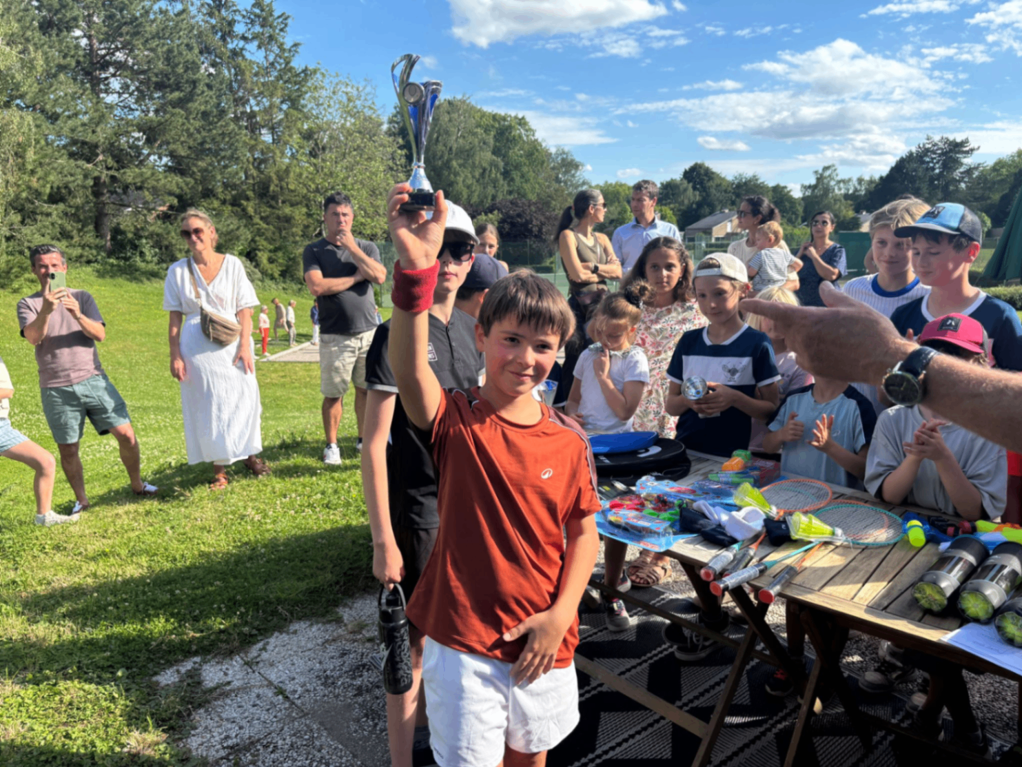 Jeune champion brandissant son trophée au CSB Brigode