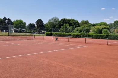 Courts de tennis extérieurs en quick au CSB Brigode