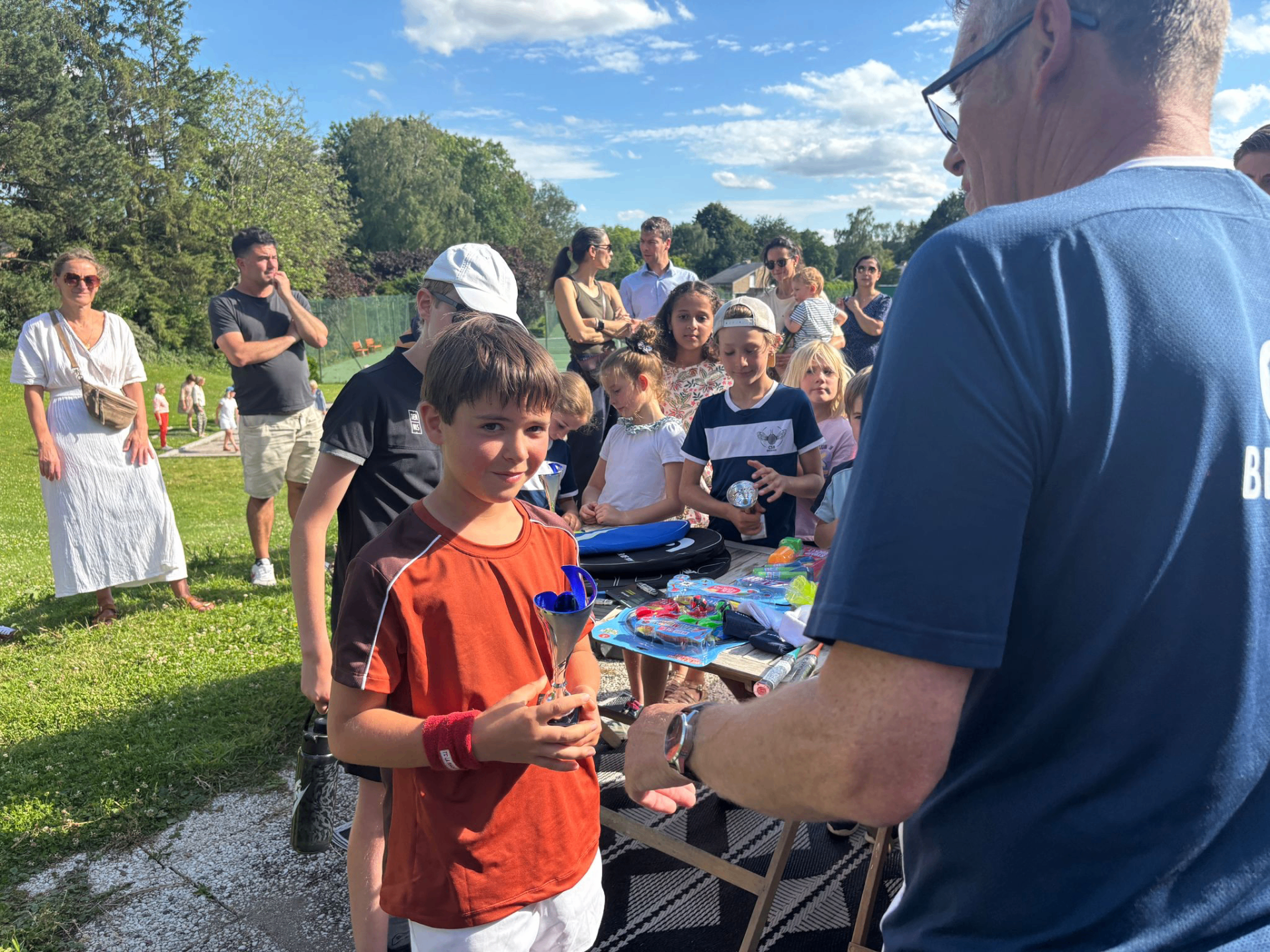 Jeune joueur recevant son trophée au CSB Brigode