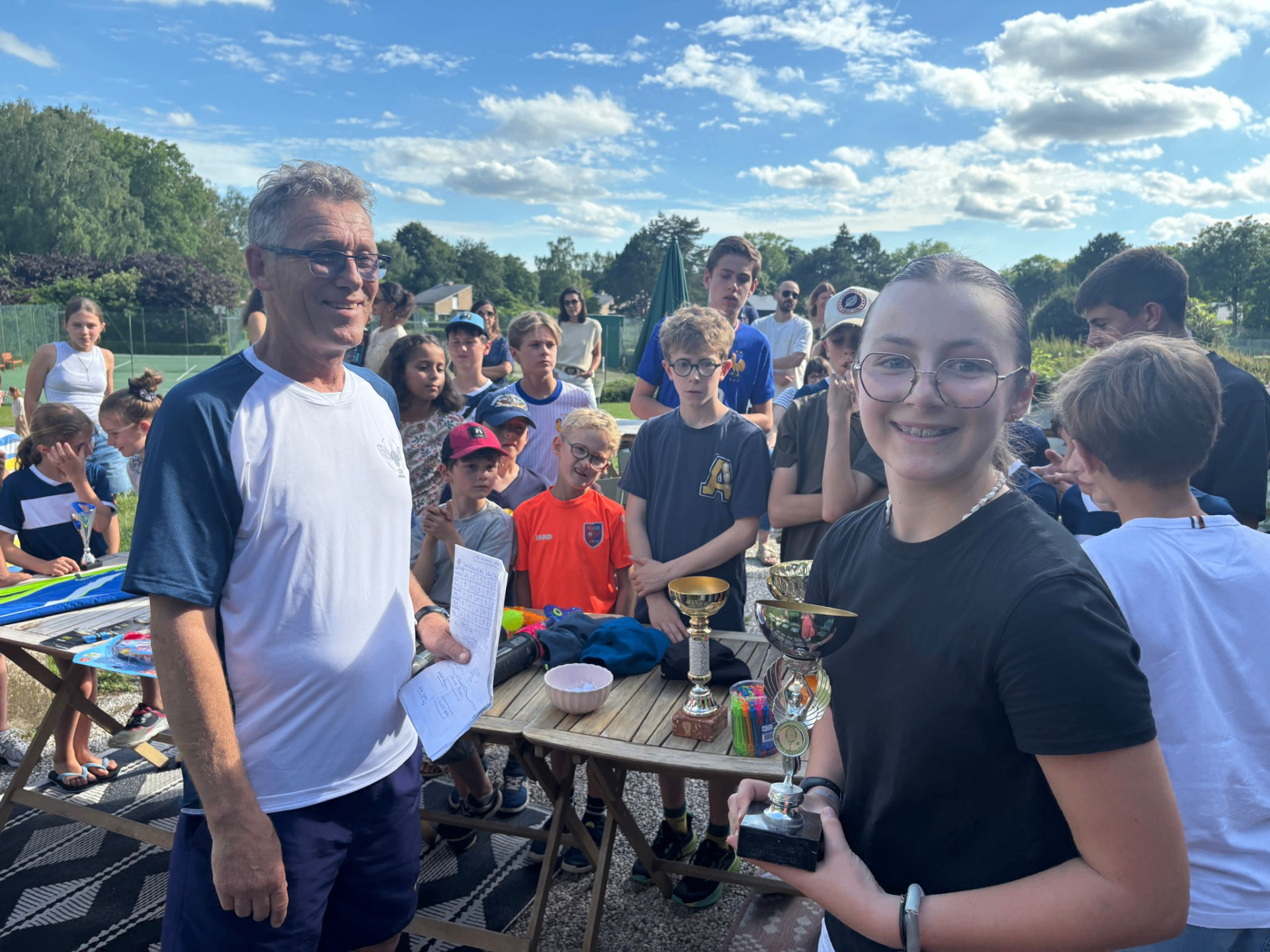 Jeune championne avec son trophée au CSB Brigode