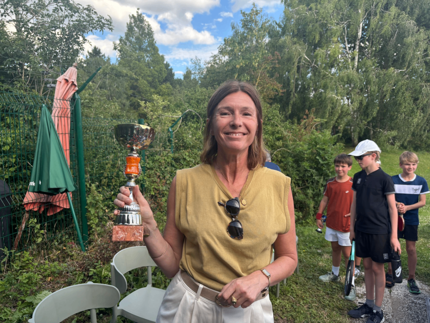 Gagnante posant avec son trophée au CSB Brigode