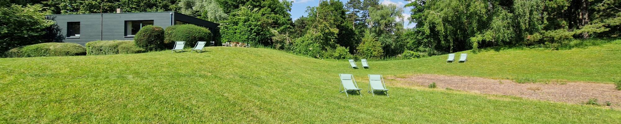Jardin et transats devant le club-house rénové