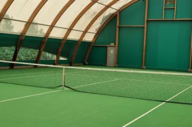 Court de tennis intérieur en moquette au CSB Brigode